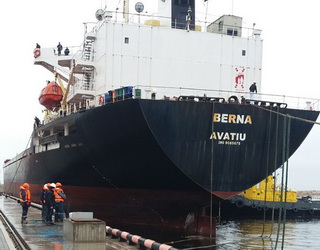 Перше судно завантажили кукурудзою на новому морському терміналі «Євровнєшторгу»